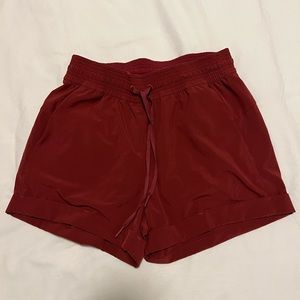 Lululemon women’s spring break away mid rise short 3”